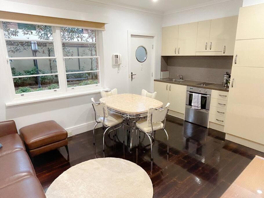 Апартаменты East Melbourne Unit With Courtyard Экстерьер фото